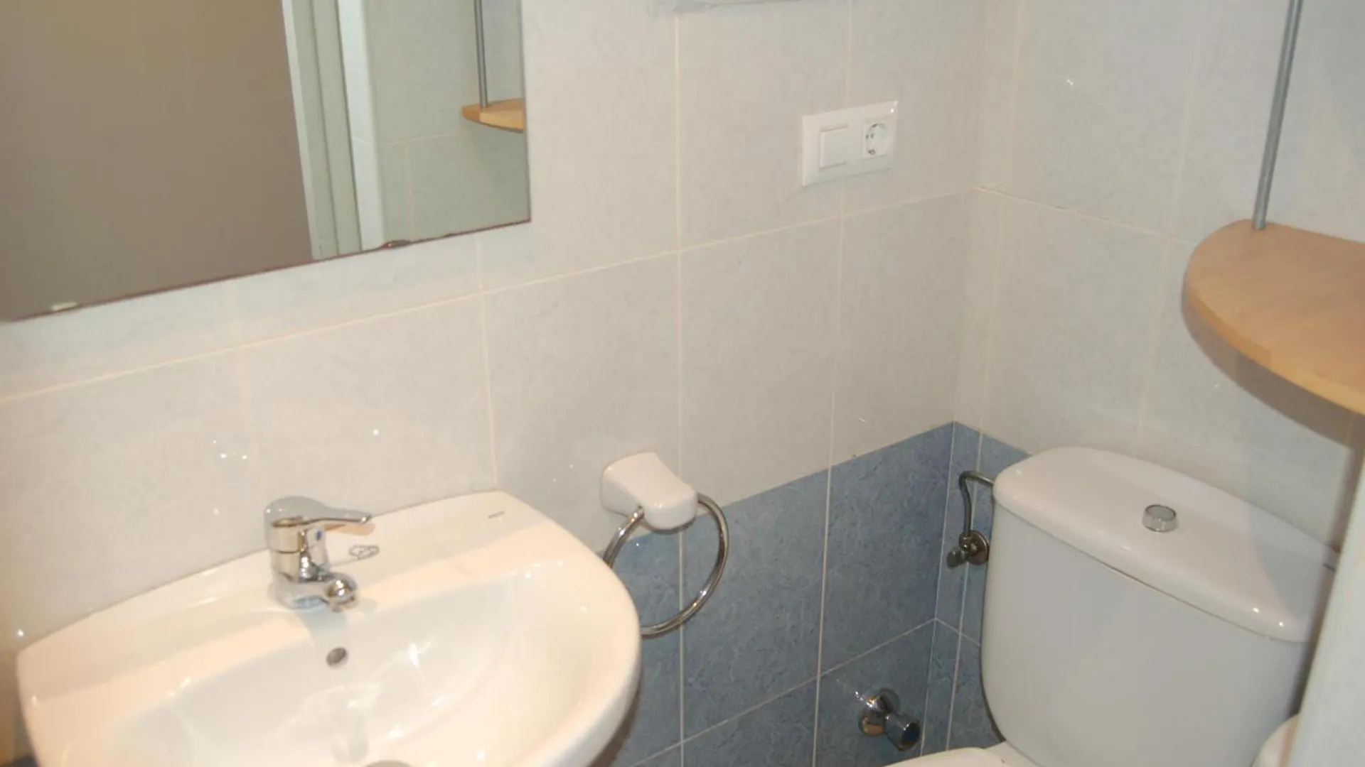 Atico Con Gran Terraza, A 100M De La Playa Del Port De Llanca, Con Wifi, Tv Y Cocina Renovada - Es-228-31 Apartment
